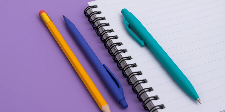 🖊️ خودکار یا مداد؟ کدام انتخاب بهتری است برای مدرسه، امتحان و یادداشتبرداری تخصصی؟